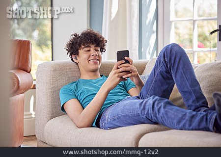 
                Teenager, Sofa, Entspannt, Online, Smartphone                   