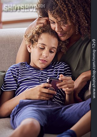 
                Mutter, Gemeinsam, Online, Sohn, Smartphone                   