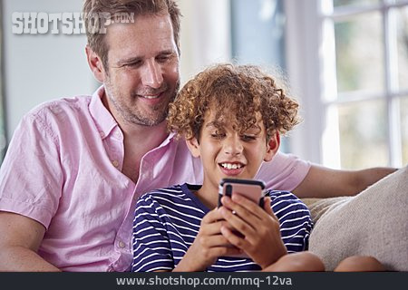 
                Vater, Spielen, Online, Sohn, Smartphone                   