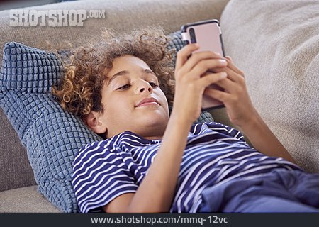 
                Junge, Zuhause, Online, Smartphone                   