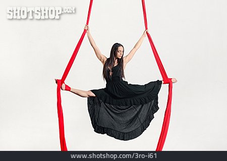 
                Akrobatin, Split Trick, Vertikaltuchakrobatik, Aerial Silk                   
