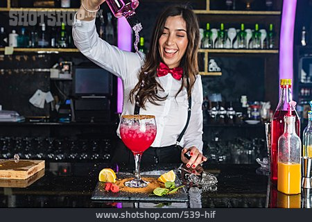 
                Nachtleben, Cocktail, Barkeeperin                   