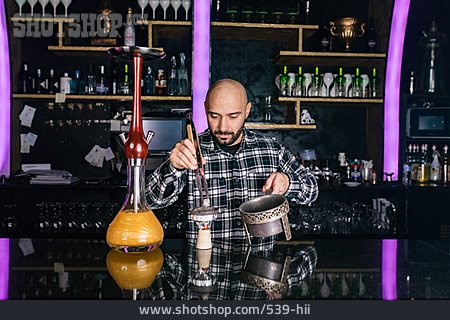 
                Wasserpfeife, Befüllen, Shisha Bar                   