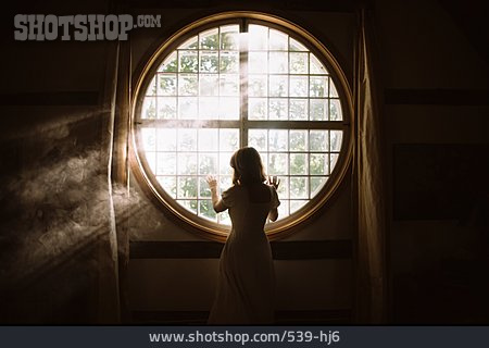 
                Junge Frau, Fenster, Verträumt, Romantisch, Lichtstimmung                   