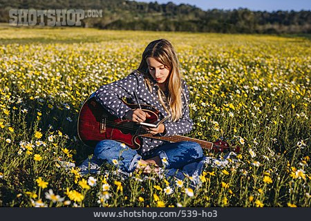 
                Blumenwiese, Gitarre Spielen, Liedermacherin                   