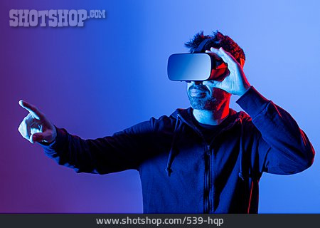 
                Virtuelle Realität, Fingerzeig, Videobrille, Immersion                   