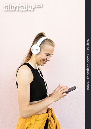 
                Sportlerin, Smartphone, Musik Hören                   