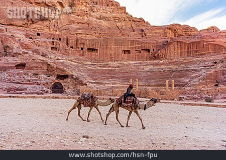 
                Tourismus, Petra, Beduine, Jordanien, Ruinenstätte                   