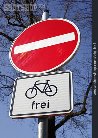 
                Fahrradfahrer, Einbahnstraße, Verbotsschild                   