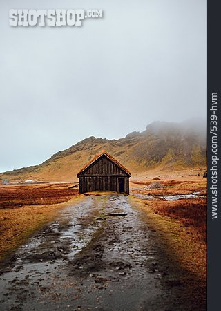 
                Island, Herbstnebel, Holzhütte                   