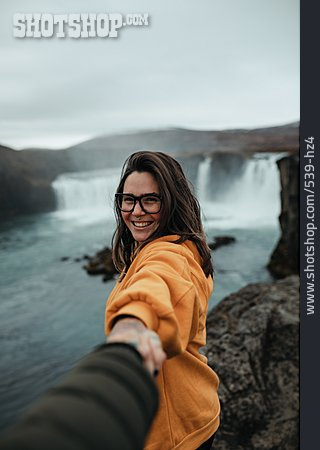 
                Wasserfall, Hand Halten, Island, Touristin                   