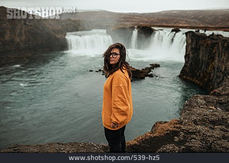 
                Wasserfall, Touristin, Godafoss                   