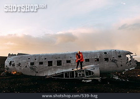 
                Paar, Island, Flugzeugwrack, Sólheimasandur                   