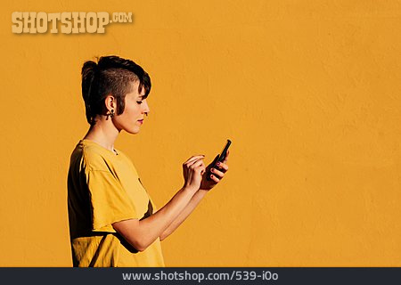 
                Junge Frau, Mobile Kommunikation, Online, Smartphone                   