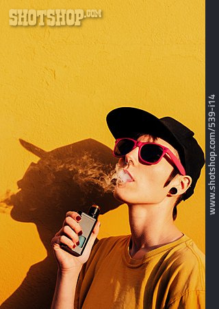 
                Junge Frau, Style, Elektrische Zigarette, Vaporizer                   