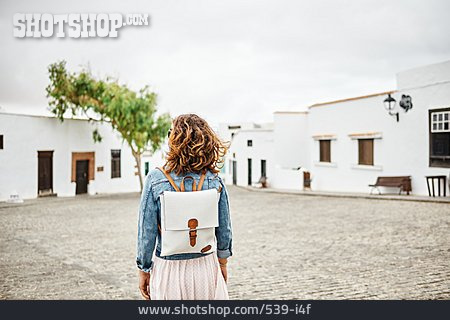 
                Altstadt, Kanarische Inseln, Fuerteventura, Touristin                   