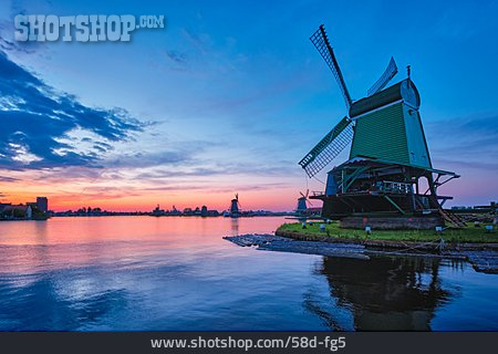 
                Abendstimmung, Windmühle, Holland, Niederlande                   