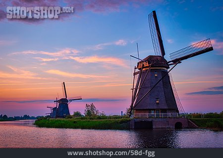 
                Abenddämmerung, Windmühle, Holland, Kinderdijk                   