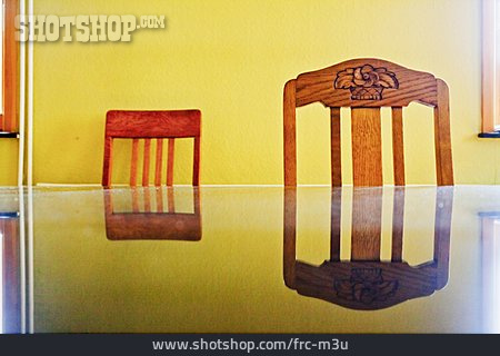 
                Spiegelung, Holzstuhl, Glastisch                   