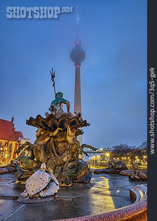 
                Berlin, Fernsehturm, Neptunbrunnen                   