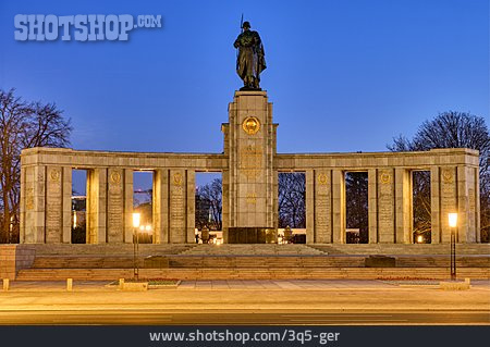 
                Berlin, Sowjetisches Ehrenmal                   