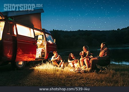 
                Urlaub, Abenteuer, Freunde, Outdoor, Camping, Campingbus                   