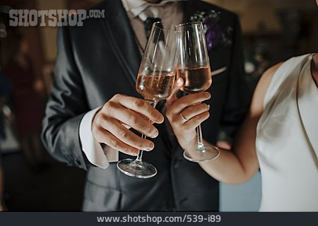 
                Hochzeit, Champagner, Anstoßen, Brautpaar                   