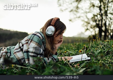 
                Liegen, Lesen, Musik Hören                   