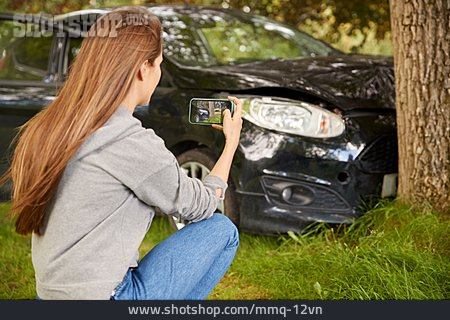 
                Fotografieren, Versicherung, Autounfall, Schaden, Unfallauto, Dokumentieren                   