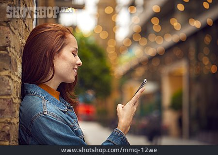 
                Woman, Reading, Urban, Online, Smart Phone                   