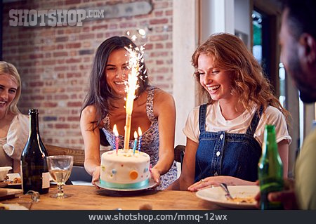 
                überraschung, Freunde, Geburtstagskuchen, Geburtstagsfeier                   