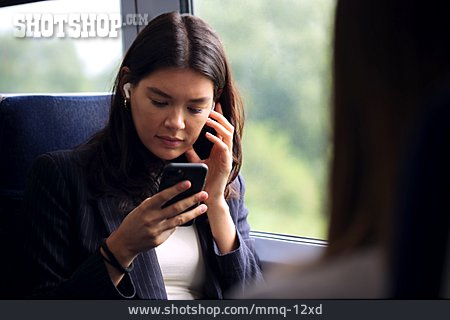 
                Junge Frau, Unterwegs, Kopfhörer, Smartphone, Zugfahrt, Musik Hören                   