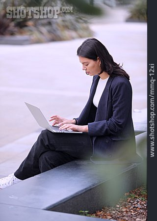 
                Business Woman, Park, Typing, Laptop, Mobil                   