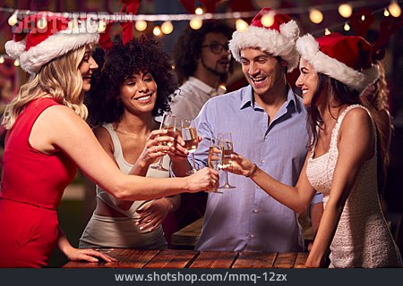 
                Party, Weihnachten, Freunde, Anstoßen, Weihnachtsfeier                   