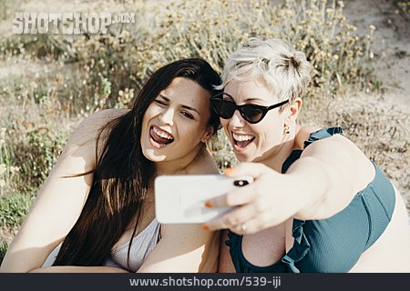 
                Badeurlaub, Selfie, Plus-size-model                   