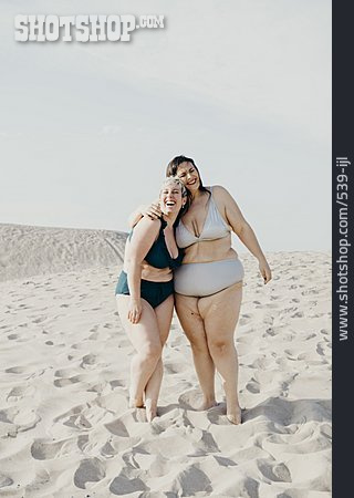 
                Freundinnen, Body Positivity, Plus-size-model                   
