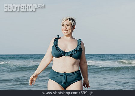 
                Badeurlaub, Body Positivity, Plus-size-model                   