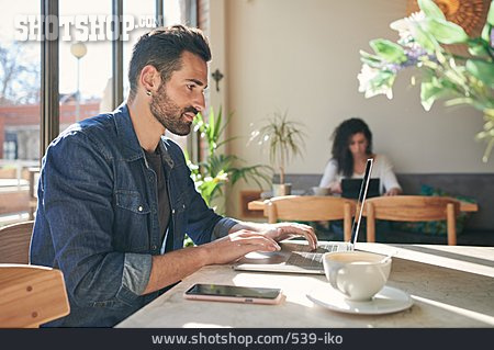 
                Café, Laptop, Digitaler Nomade                   