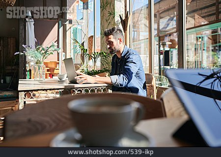 
                Café, Online, Digitaler Nomade                   