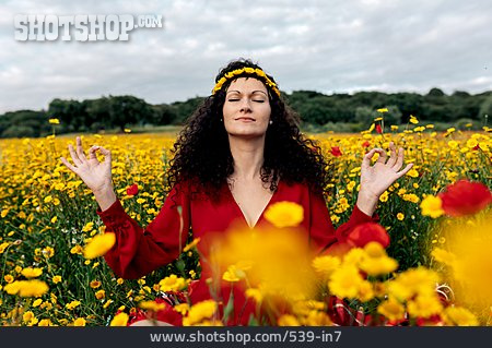 
                Blumenwiese, Meditation, Blumenmädchen, Hippie                   