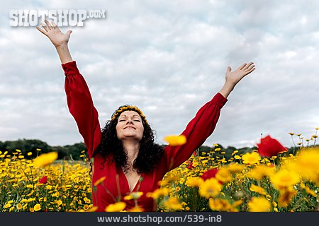 
                Blumenmeer, Naturverbunden, Blumenmädchen, Hippie                   
