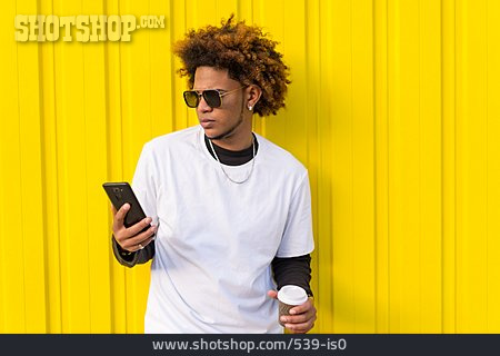 
                Junger Mann, Mobile Kommunikation, Street Style                   