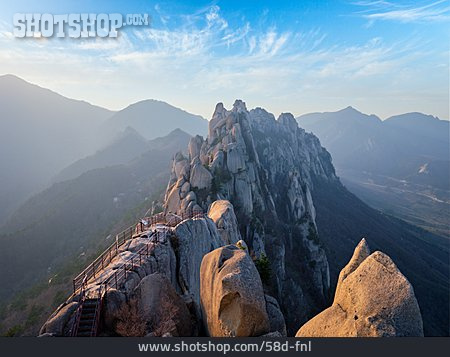
                Gebirgslandschaft, Felsnadel, Seoraksan National Park, Ulsanbawi                   