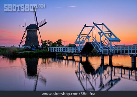 
                Niederlande, Kinderdijk, Zugbrücke                   