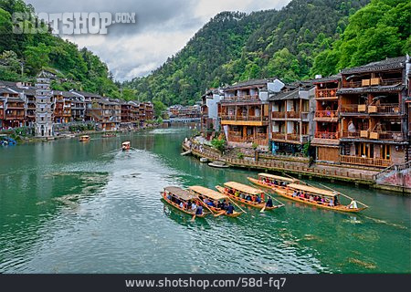 
                China, Touristenboot, Fenghuang, Fenghuang Ancient Town                   