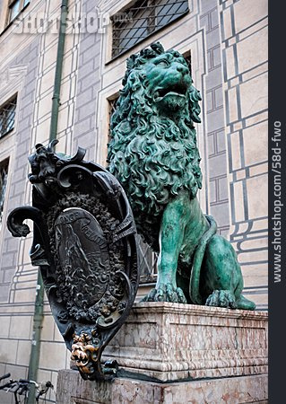 
                Löwe, Bronzeskulptur, Residenz München                   