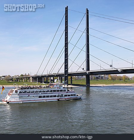 
                Düsseldorf, Ausflugsschiff, Rheinkniebrücke                   