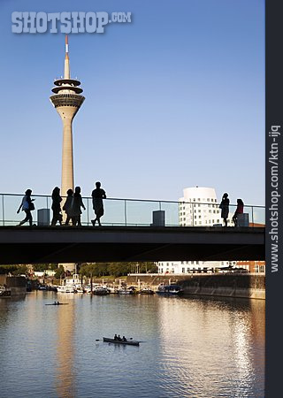 
                Silhouette, Düsseldorf, Passanten, Rheinbrücke                   