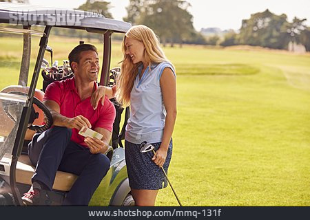 
                Paar, Lächeln, Golf, Golfmobil, Scorekarte                   