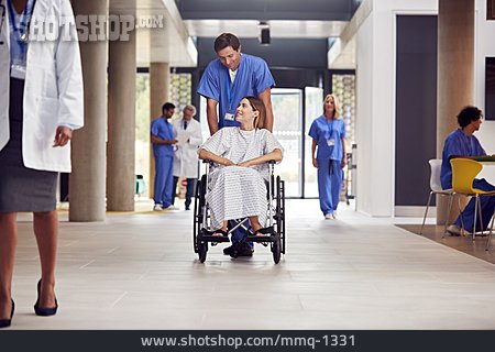 
                Krankenhaus, Patientin, Rollstuhl, Krankenpfleger                   